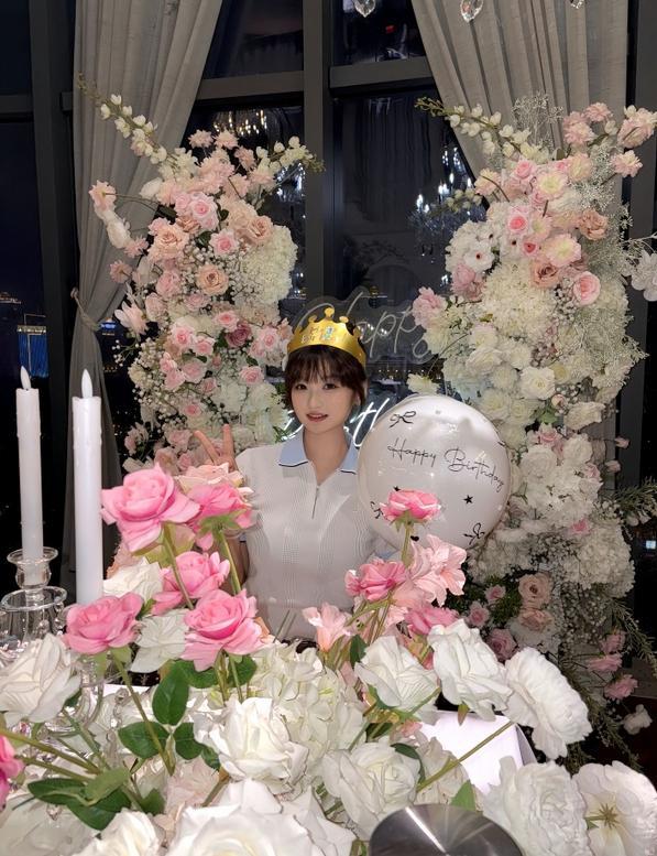 楊瀚森女友曬23歲生日照:網友從窗戶剪影抓到楊瀚森拍照